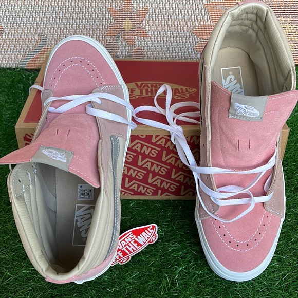 Vans Men’s Sk8-Hi
Color Block Pink/Multi
VN0A7Q5NBIY
Sneakers - Picture 13 of 16